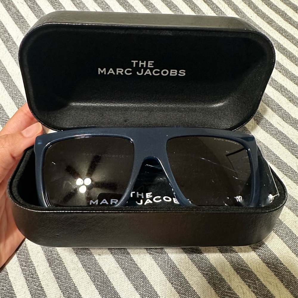 Marc Jacobs Navy Sunglasses with Case New w/o Tags! Never worn.